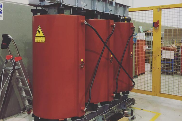 Två 4000 kVA transformatorer redo för leverans