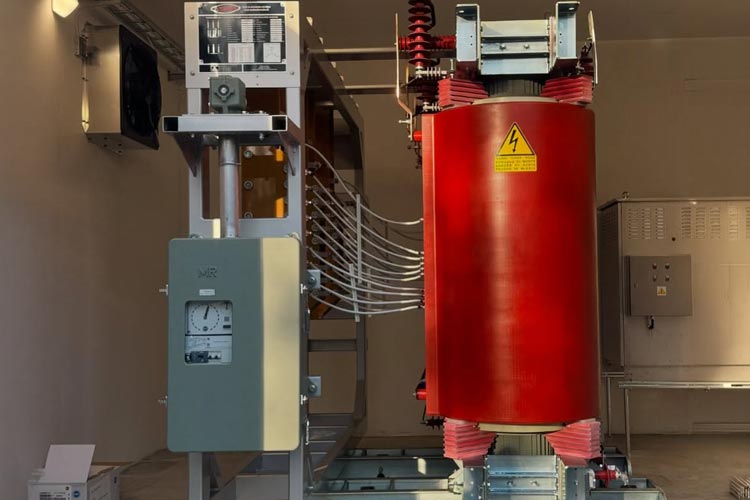 Två 5000 kVA transformatorer med OLTC